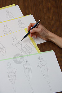 评估时装图纸的设计设计师办公室插图职场女孩工作工作室裁缝天赋创造力裙子图片