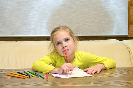 女孩已经想到了绘画青少年童年闲暇艺术家孩子创造力小学生染色爱好桌子图片