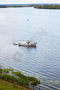 下午乘船在河水上发射速度太阳旅行天际快艇摩托艇游艇汽艇娱乐运动图片