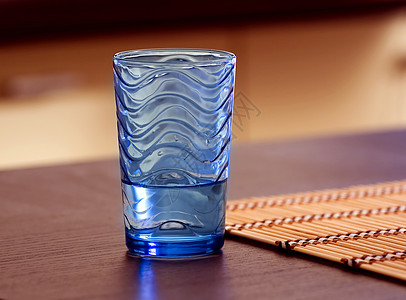 水杯生活牛奶饮食溪流杯子桌子木头玻璃图片
