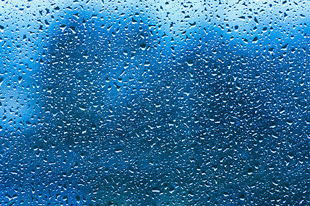 雨后玻璃上滴水天气窗户气泡水滴水分白色环境雨滴玻璃流动图片