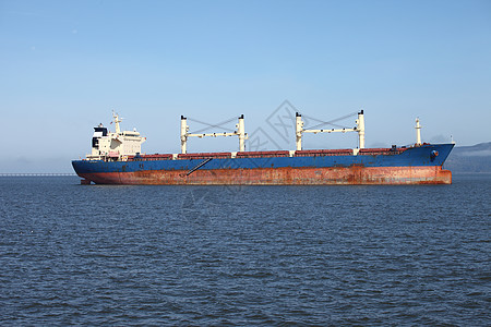 海上运输货物货轮船只负载人士油轮桅杆船舶拖船商务商品送货图片