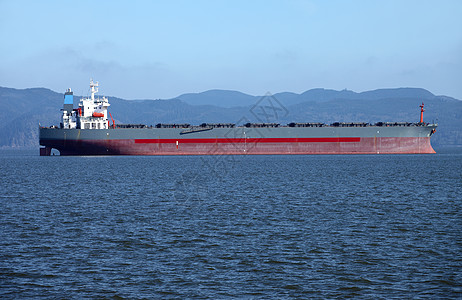 海上运输货物货轮商品拖船起重机主力商务送货海洋船舶旗帜油轮图片