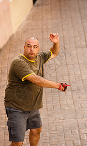 佩洛塔服务街道男性运动村庄游戏鹅卵石运动员崎岖回力球玩家图片