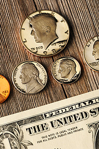 以木本为背景的美国钱商业银行业储蓄硬币木头现金金融货币图片