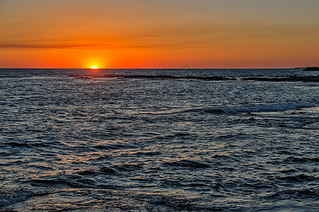 上海日出日落在海面上太阳海洋海岸线橙子反射天空海岸风景黄色蓝色背景