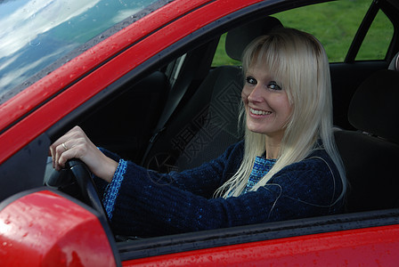 妇女驾驶一辆红色车青年安全运输车辆女孩司机发动机汽车女性成人背景图片