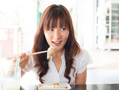 亚裔女孩吃薄苏姆图片