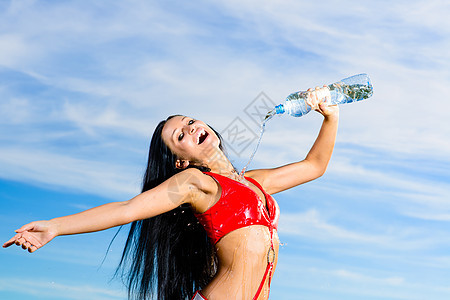 穿红色制服 带一瓶水的女运动员补水气泡食物保湿塑料口渴纯净水塑料瓶饮用水气体图片