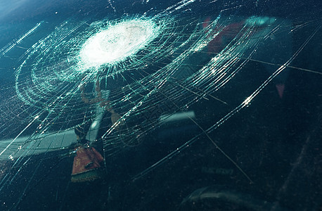 破碎的挡风玻璃边缘汽车损害窗户粉碎玻璃破坏车辆安全事故图片