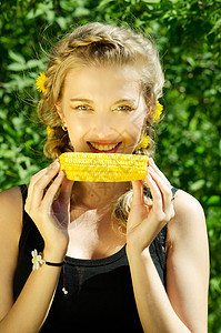 女人吃玉米饼假期快乐幸福女士营养微笑天空蔬菜草地食物图片