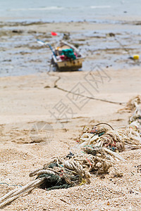 绳子绑在海滩上的渔船上蓝色港口海军纤维夹板导航木头绳索束缚渔夫图片