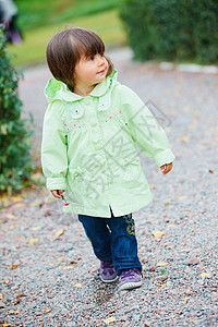 在绿色步行公园的小女孩幸福裙子微笑眼睛女性女孩童年乐趣女儿快乐图片