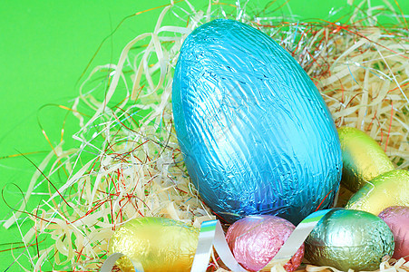 复活节巧克力蛋甜点稻草糖果绿色礼物黄色粉色蓝色展示食物图片