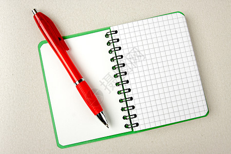 打开笔记本的平方页 上面印着红笔图片