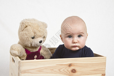 木箱装玩具的幼儿孩子们眼睛儿童栖息童年婴儿玩具熊木头灰色木材图片