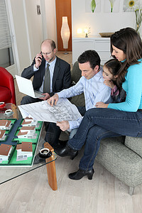 建筑师和年轻家庭坐在一起图片