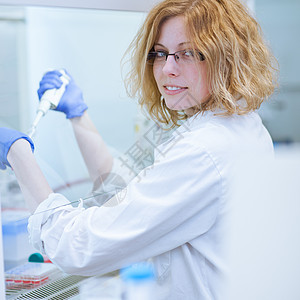 一名女性研究员在实验室进行研究的肖像画微笑医生技术测试科学家化学科学学生药品实验图片