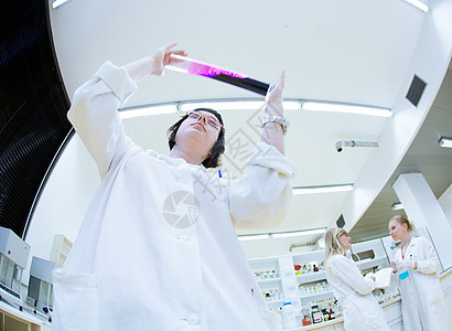 在化学实验室进行研究的女研究员技术员中心烧瓶科学家实验化学家职业外套男性医生图片