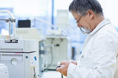 在实验室进行科学研究的高级男性研究员实验科学家显微镜药品外套学习医院工人工作化学图片