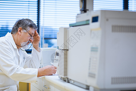 在实验室进行科学研究的高级男性研究员生物学技术科学家医院工人学习测试化学品技术员液体图片