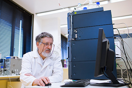 在实验室进行科学研究的高级男性研究员微笑测试男人职业化学家外套液体医生工作显微镜图片