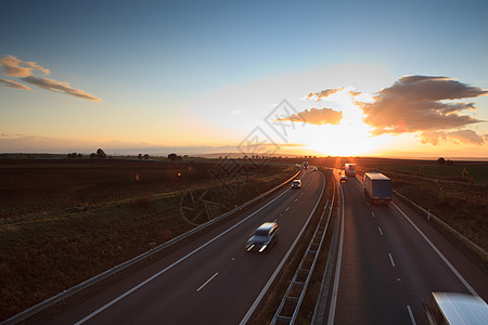 高速公路交通高速公路高速公路上的运动模糊卡车压力驾驶速度运输商业汽车车道旅行车辆交通图片
