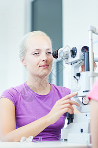 几何概念  一个年轻漂亮的观察家的肖像测试图表病人近视眼睛角膜镜片女士教育考试图片