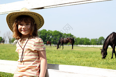 带着牛仔帽在农场的小女孩图片