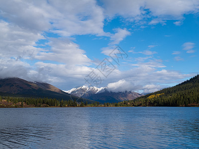 加拿大育空莱皮湖瀑布山地景观支撑针叶林假期山脉自由雪帽蓝色天空旅游领土图片