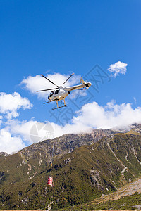 运输直升机飞越山区荒野上空飞行转子尾巴货物风景空运飞机工作航空山脉航班图片