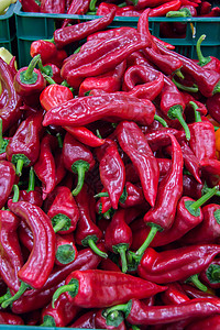 红辣椒在市场上折叠收成商业农民团体食物店铺杂货农场红色图片
