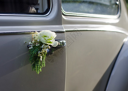 装饰着玫瑰的婚礼轿车图片