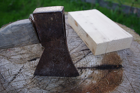 木柴工人国家柴堆边缘树桩农村力量斧头工具木材图片