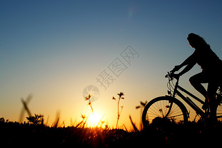 自行车草地冒险速度花朵追求车轮男人天空女性风景图片