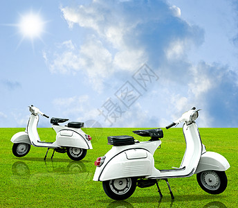 在天空美丽的草地上骑着旧式摩托车图片