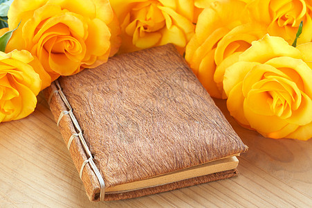 书上的黄玫瑰手工奢华木头稻草玫瑰艺术花束宏观花瓣边界图片
