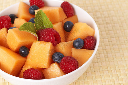 夏季一碗水果沙拉果汁维生素甜点食物薄荷叶营养浆果果味饮食橙子图片