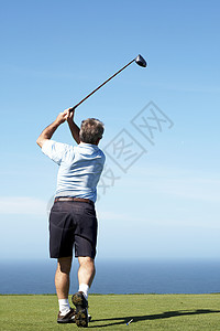 高级男性高尔夫球手在打赌图片