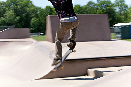跳跃在混凝土滑板公园图片