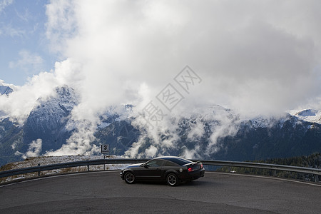 早晨在阿尔卑斯山树木日光汽车交通驾驶运输旅行自由爬坡发夹图片