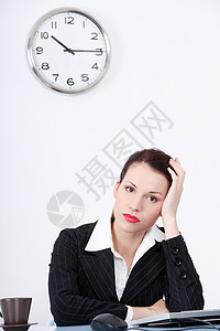 办公室的女商务人士累坏了桌子经理工人眼睛工作室思维黑发危机秘书女性图片