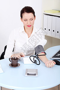 商业女商务人士测量她的血压衬衫工作监视器女性高血压卫生压力检查衣领职业图片