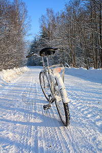 冬季路上的旧自行车蓝色人行道痕迹毯子公园天空季节天气运动冻结图片