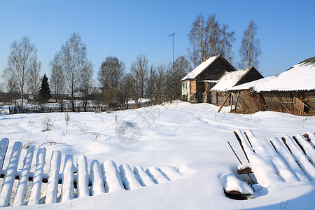 村里的旧房子雪花树木栅栏放松住宅天空森林建筑小屋乡村图片