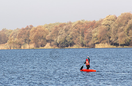 穿红色独木舟的运动员高清图片