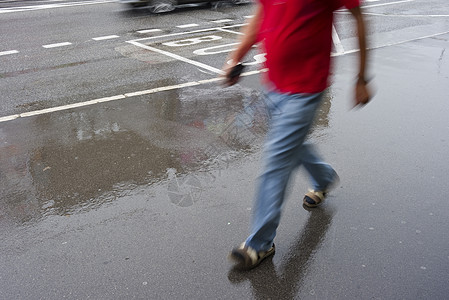 雨中城市购物图片