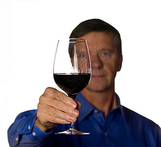 盛红酒的老人男性黄色手臂手指红色退休玻璃液体饮料白色图片