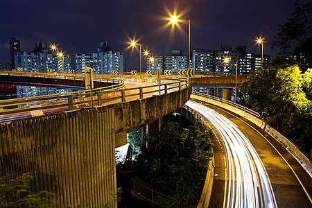 夜间交通在城市中街道商业汽车曲线建筑场景公共汽车线条蓝色旅行背景图片