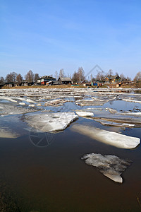 河上冰雪的驱动力金属危险雪花天空木头假期建筑学反射房子住宅图片